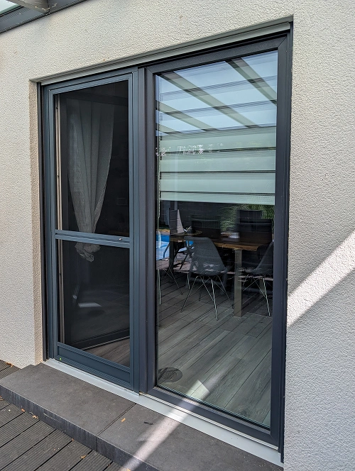 Insektenschutz Schiebetür mit integriertem Sonnenschutz für Terrasse in Gundersheim – maßgefertigte Lösung für große Glasflächen