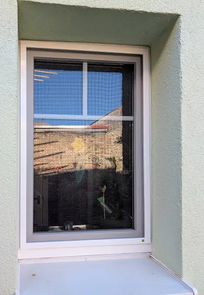 Fliegengitter Fenster maßgefertigt mit stabilem Rahmen für zuverlässigen Insektenschutz