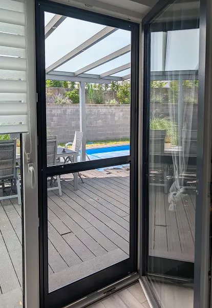 Insektenschutz Drehtür für Terrassentür mit Fliegengitter und freiem Durchgang