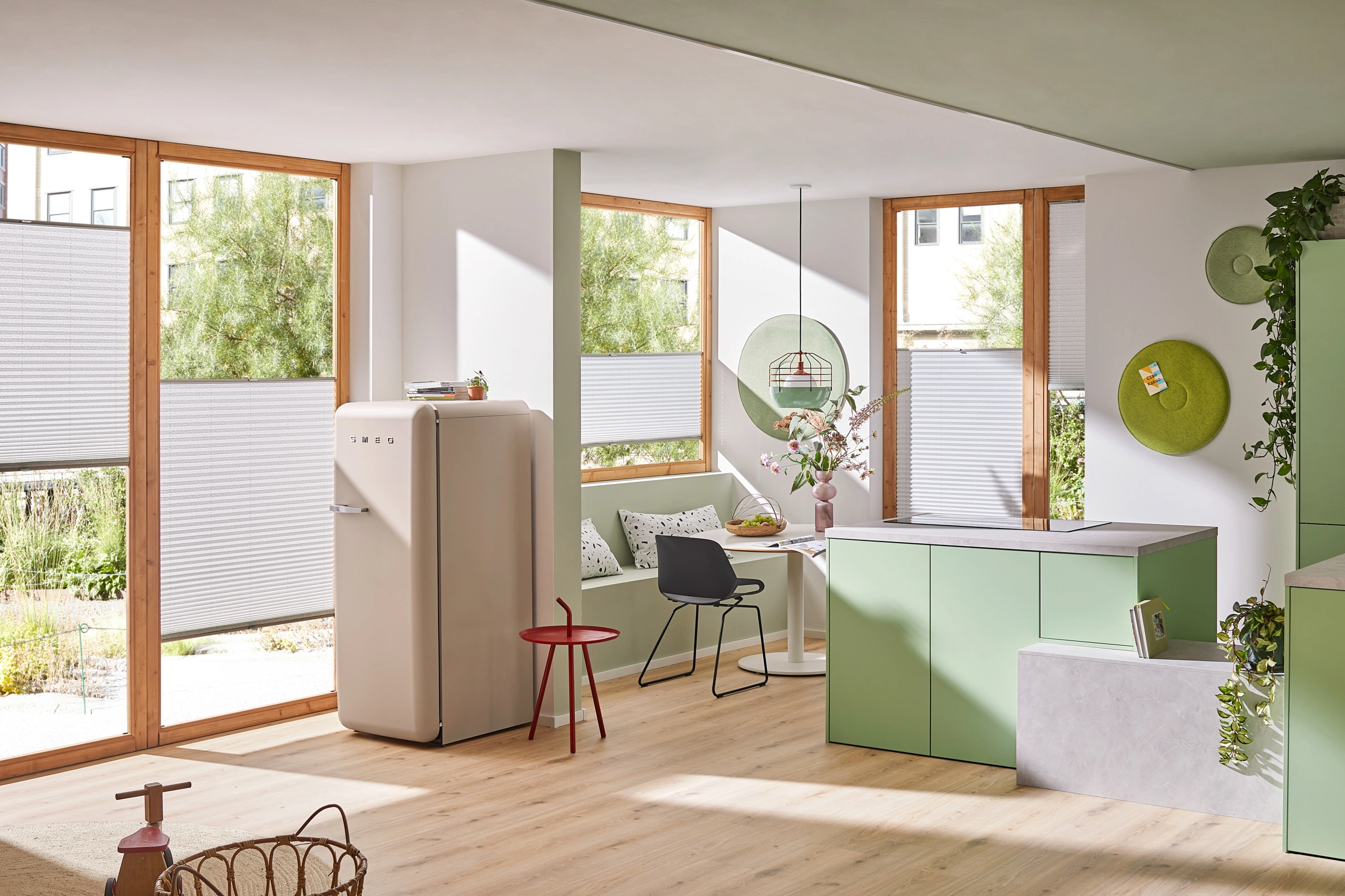 Plissee Sonnenschutz für bodentiefe Fenster in heller moderner Wohnküche