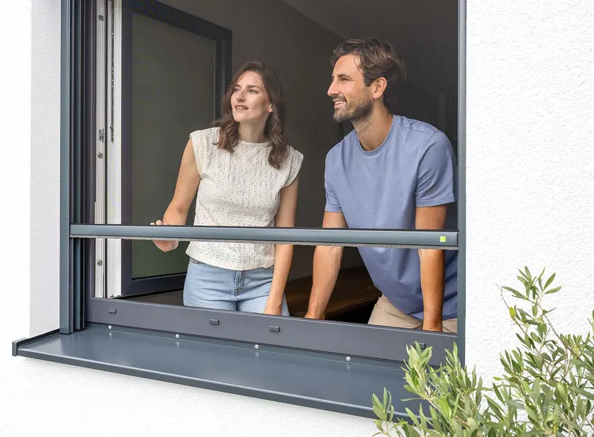Fliegengitter Fenster mit Spannrahmen – Paar genießt frische Luft ohne Insekten