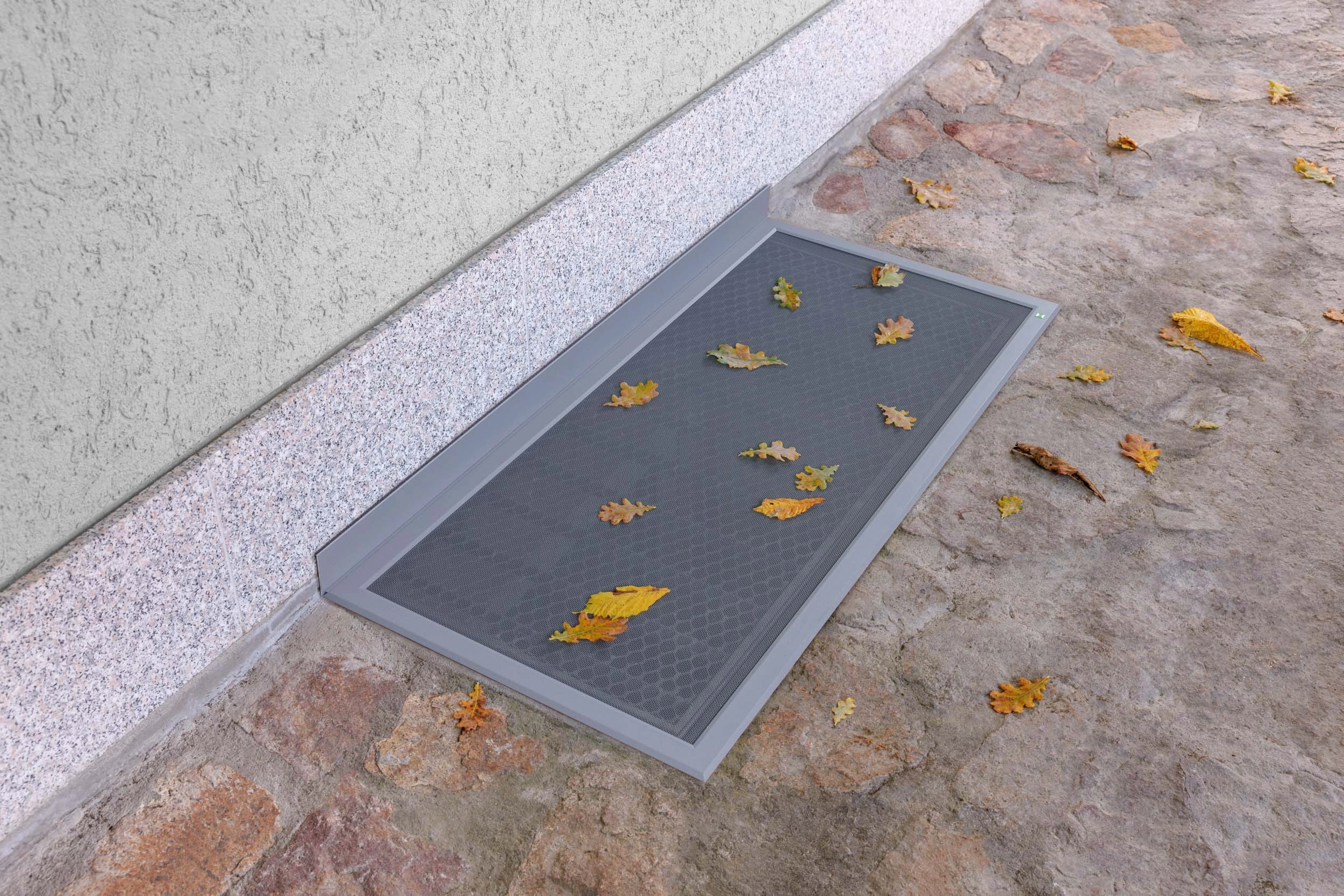 Lichtschachtabdeckung mit Insektenschutz – Schutz vor Laub und Insekten